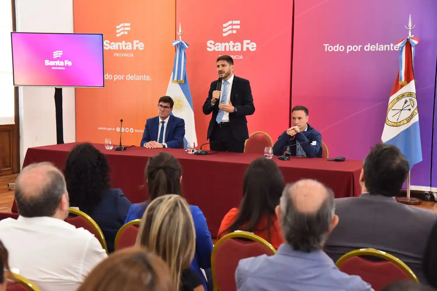 El gobernador acompañado del Ministro de Educación (izquierda) y del Ministro de Obras Públicas (derecha).