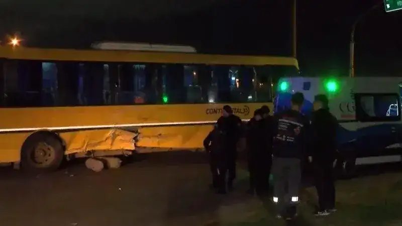 Un camión y un colectivo protagonizaron un fuerte accidente en Villa Gobernador Gálvez: una mujer fue trasladada