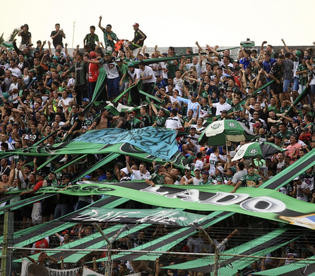Barras de Nueva Chicago hicieron un velorio en el estadio