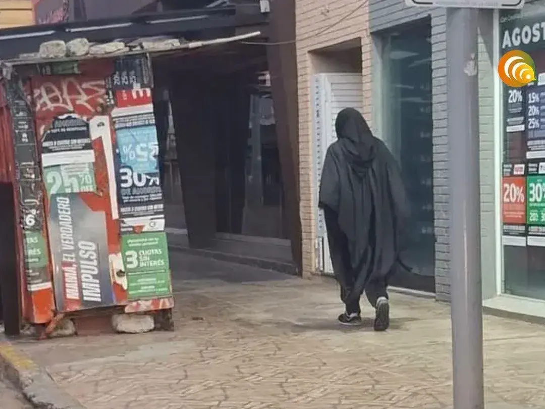 Preocupación en la Costa por un hombre vestido de negro: aseguran que aparece en escuelas y paradas de colectivo