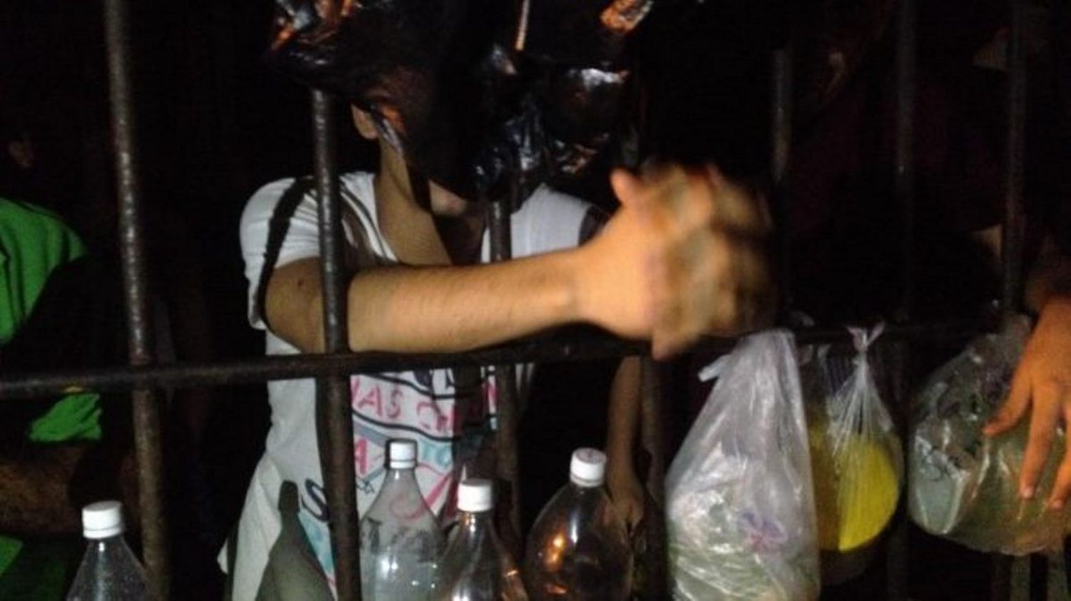 Denuncian que GNB en Táchira mantiene hacinados a más de 20 presos dentro de un contenedor (VIDEO)