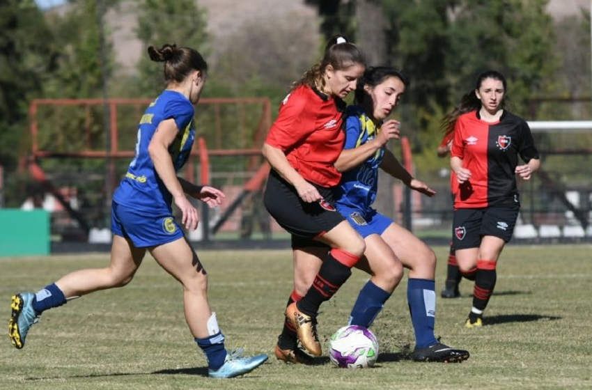 Vibrante empate en el primer clásico oficial de Rosarina de fútbol femenino