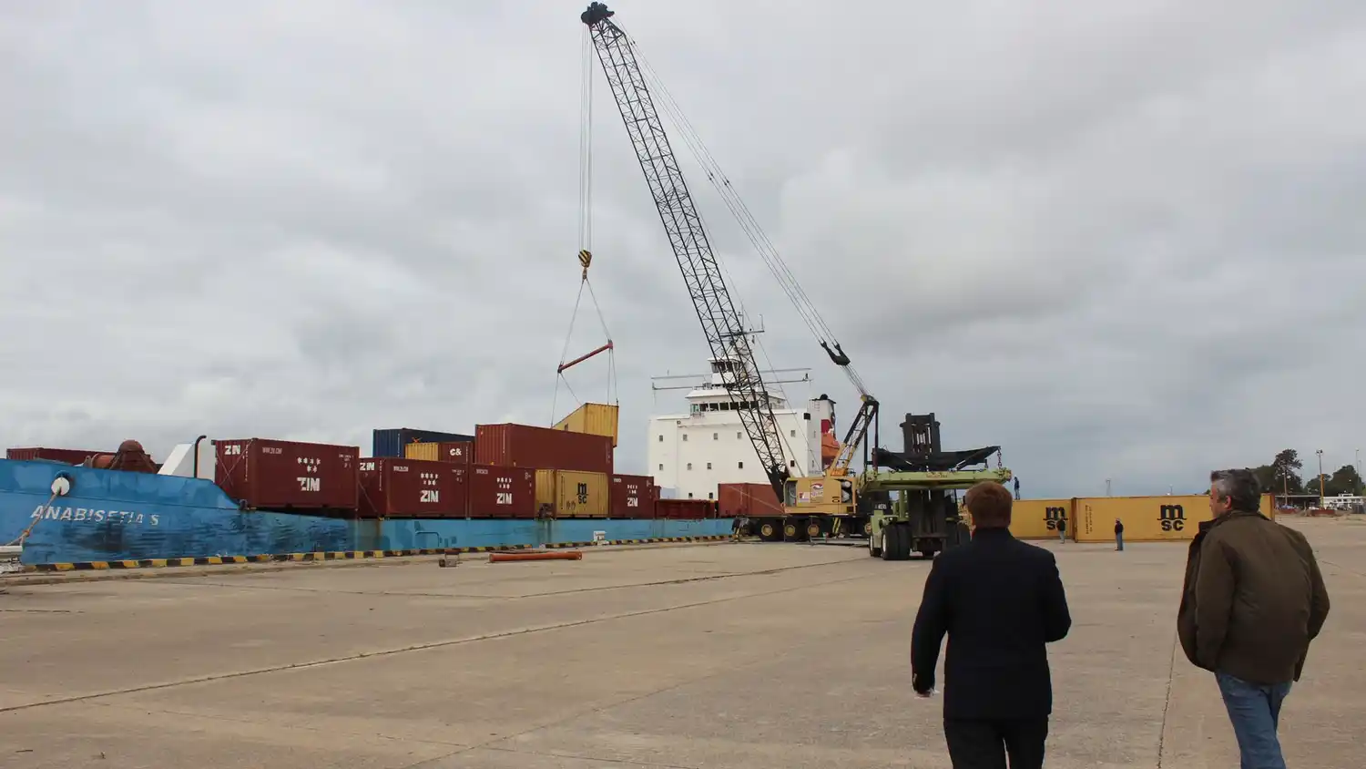 Comenzaron los trabajos de carga y descarga de barcazas en el Puerto