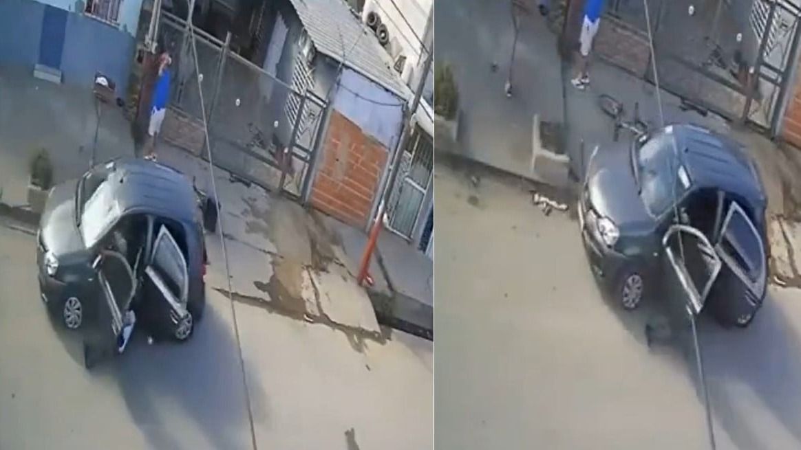 La mujer sufrió golpes y quemaduras por el roce con el asfalto.