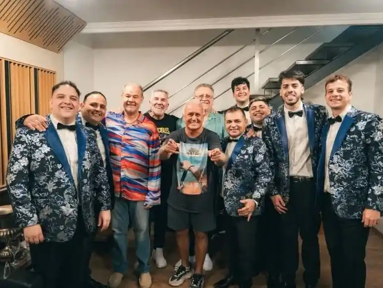 Una postal que une a dos emblemas culturales de Santa Fe.