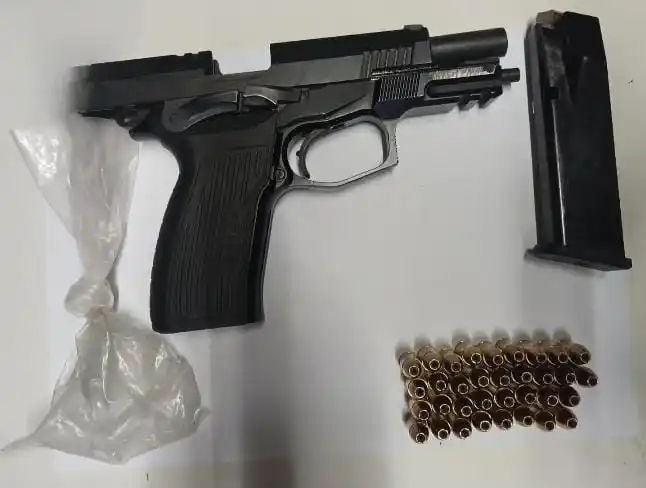 AK-47 DOS OPERATIVOS POLICIALES EN ROSARIO CULMINARON CON CINCO APREHENDIDOS Y EL SECUESTRO DE ARMAS DE FUEGO - 2