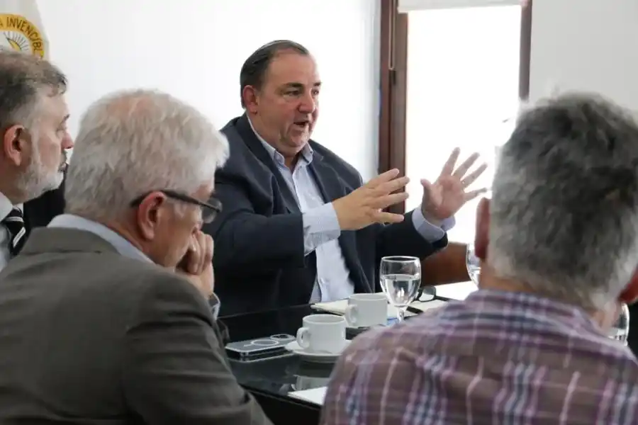 El intendente, junto a los referentes de la entidad que nuclea a arquitectos y de dos universidades. Crédito: Gentileza