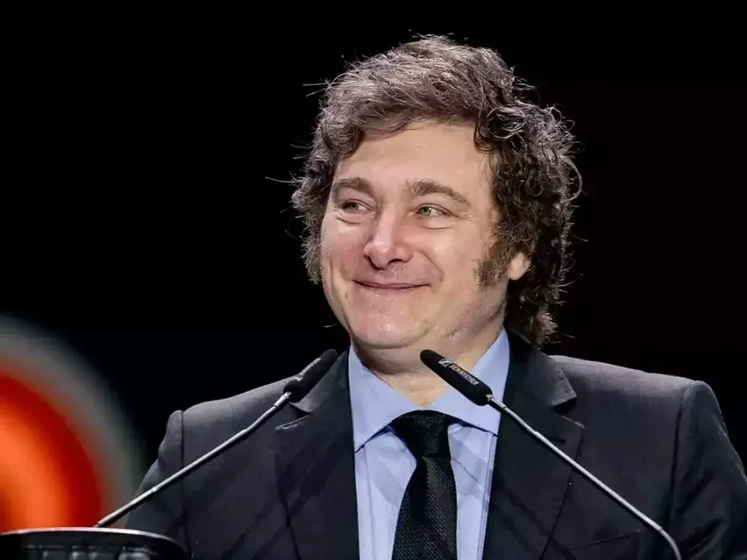 Javier Milei vuelve hoy al país y prepara la firma de una batería de decretos clave