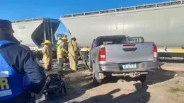 Identificaron a los tres fallecidos en el fatal choque de una camioneta con un tren: Quiénes eran y de qué ciudad venían