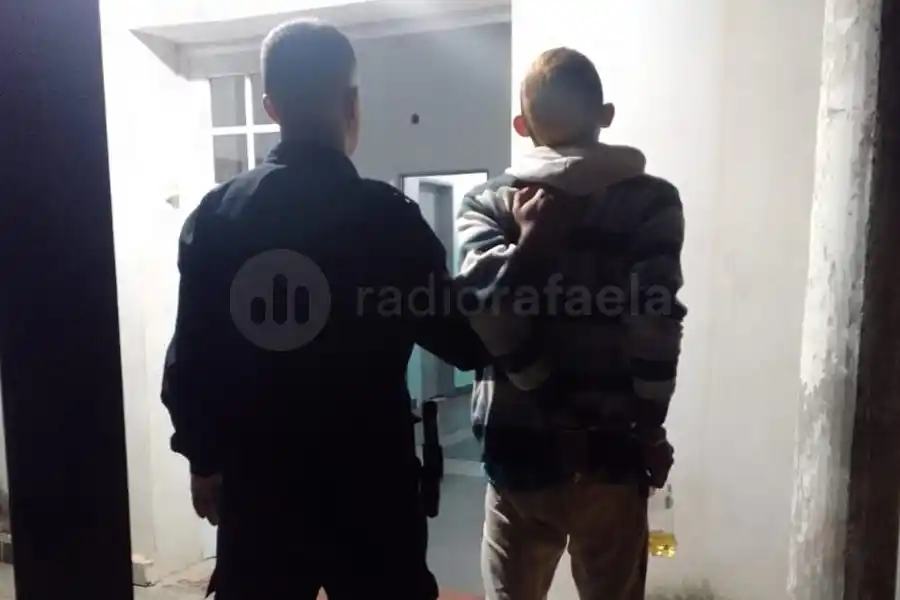 Los vieron robando arriba de un camión: dejaron las puertas abiertas y cosas tiradas