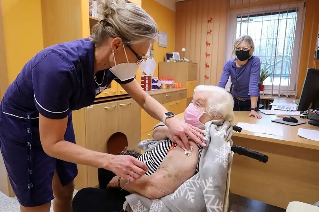 Contagios, restricciones y escasez de vacunas siguen marcando la agenda global