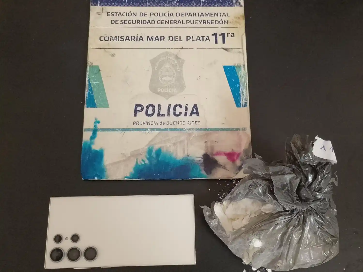 Durante la huida, el sospechoso arrojó una bolsa de nylon negra hacia el interior de una vivienda, aunque fue interceptado a pocos metros.