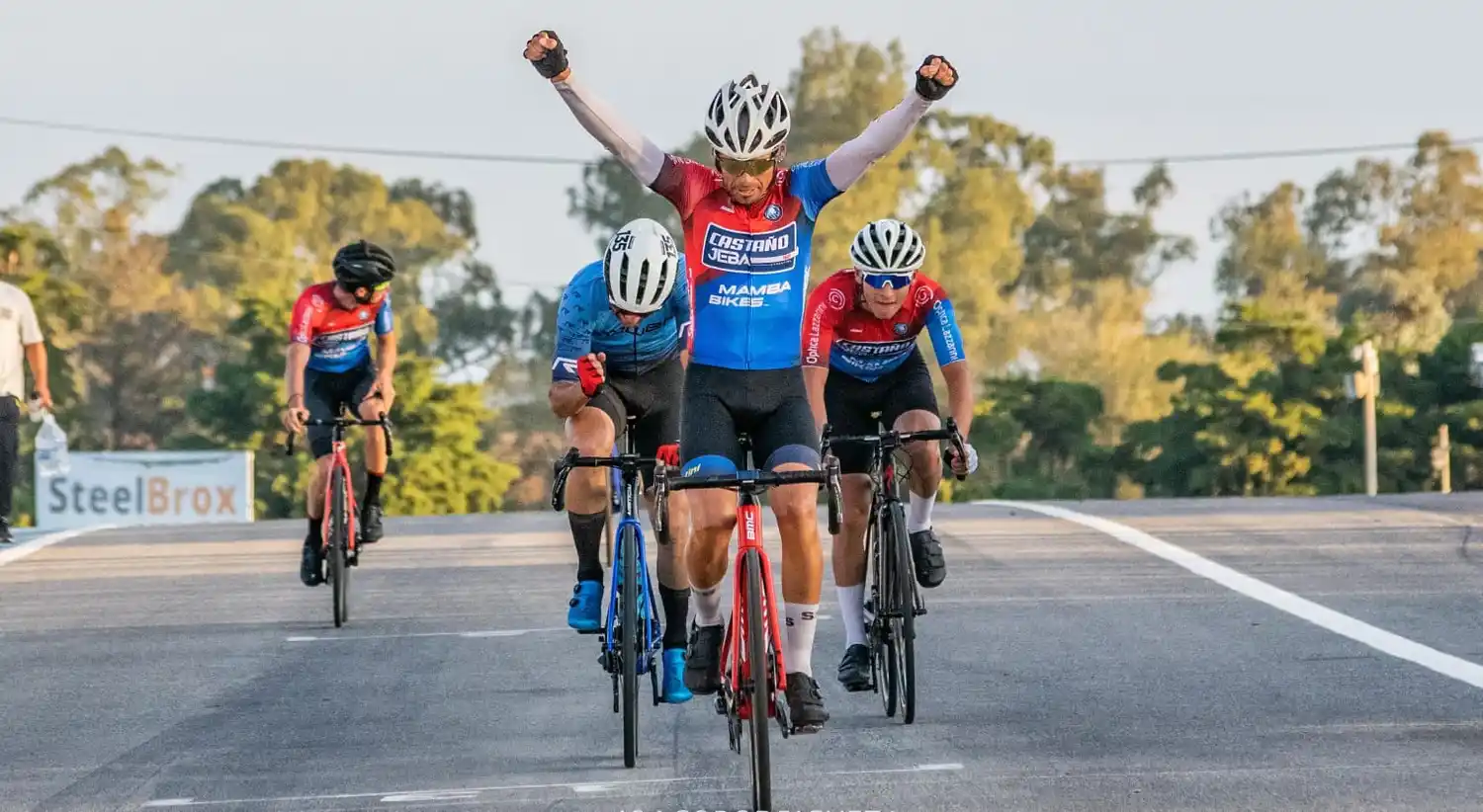 Maximiliano Almada festejó en elite