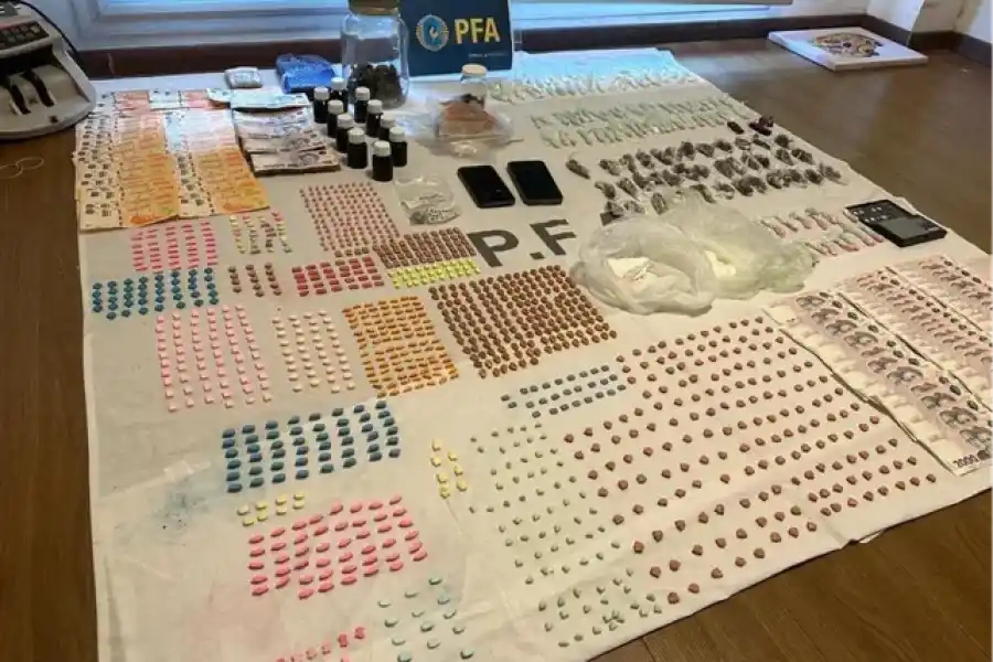 Los estupefacientes incautados en barrio Martin y que tenían como destino las fiestas electrónicas.