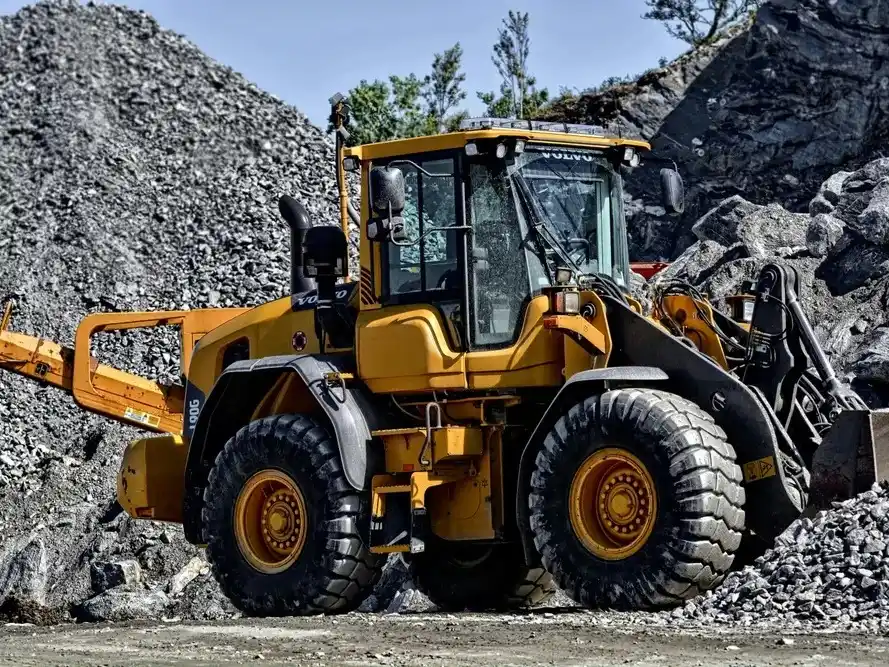 Un iceberg gráfico muestra que la minería es mucho más que extracción: empleo, estudios ambientales y licencia social la sostienen.