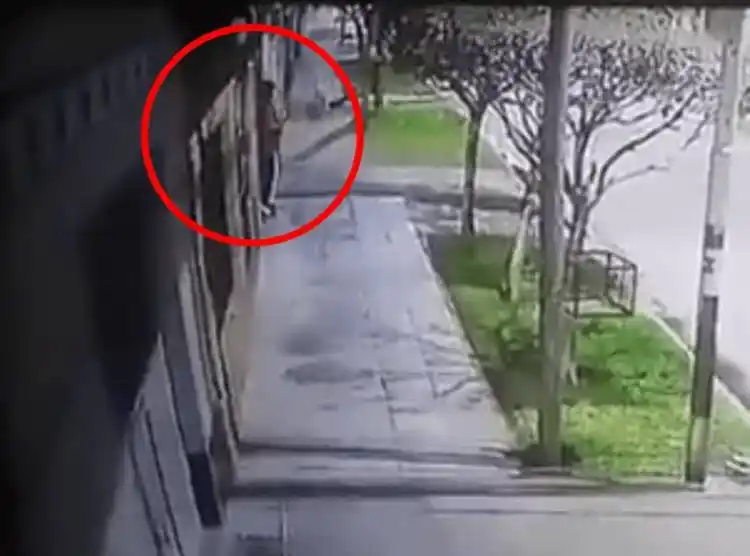 Dos motochorros pasaron por el frente de la vivienda y dispararon contra ella.