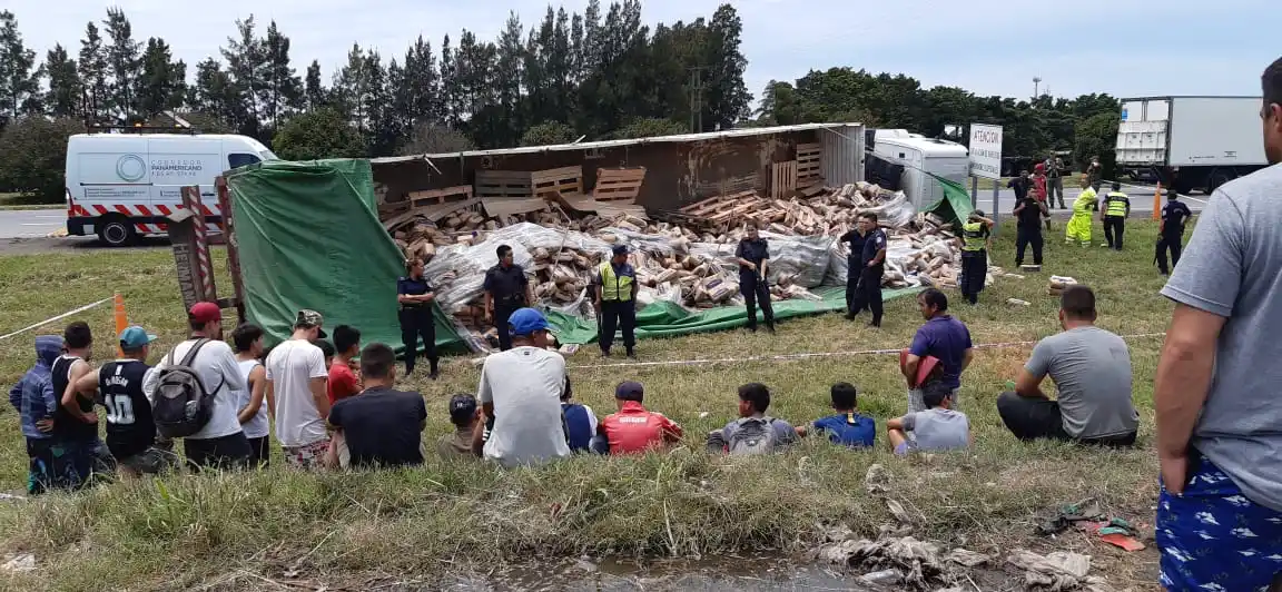 San Pedro: Volcó un camión con azúcar en ruta 9 y saquearon la carga