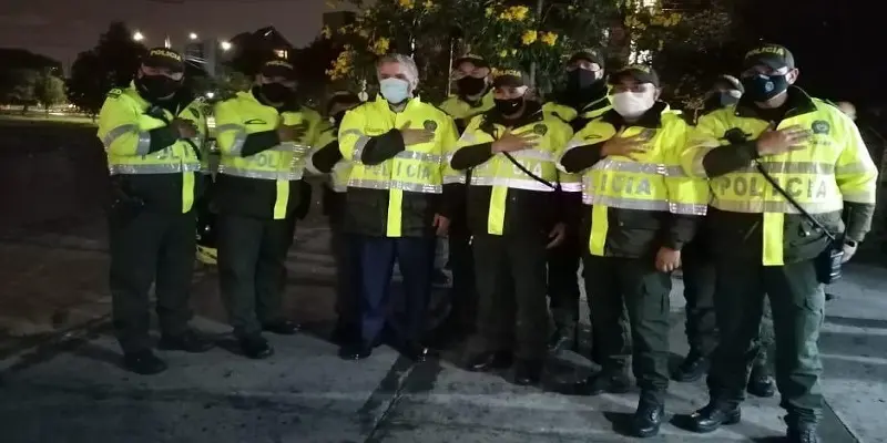 POLÉMICA: Iván Duque se viste de policía y visita módulos afectados por disturbios callejeros