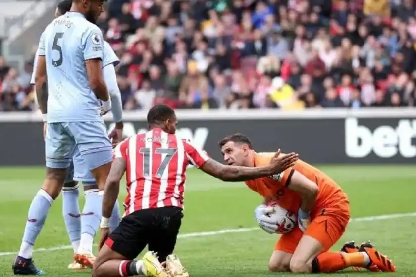 Dibu Martínez tuvo que ser reemplazado en el partido del Aston Villa por una descompostura estomacal