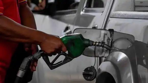 ¿CON QUÉ INTENCIÓN? Maduro piensa dolarizar 50% de las bombas de gasolina