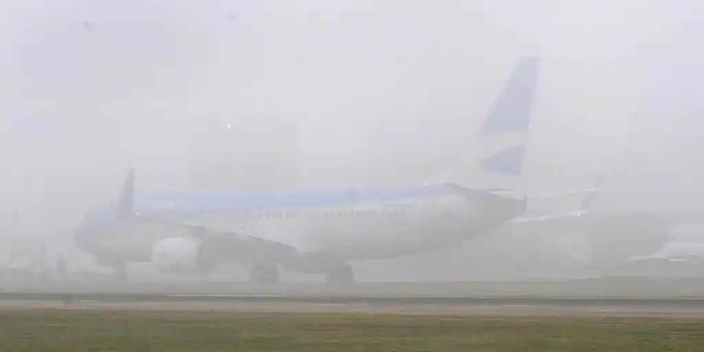Demoras, desvíos y cancelaciones de vuelos en Ezeiza y Aeroparque por la niebla