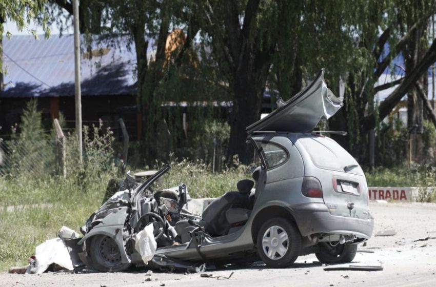 Choque fatal entre un auto y un camión dejó dos muertos en la ruta 33