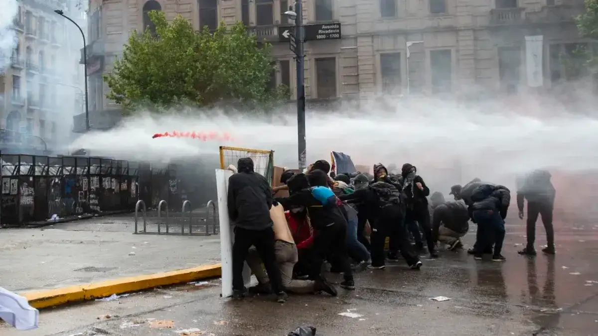 Pasadas las 14 se registraron incidentes cuando un grupo de personas se acercó al vallado de seguridad instalado por Gendarmería Nacional sobre la avenida Entre Ríos.