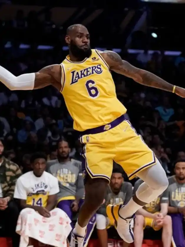 ¿Quién aparecerá junto a LeBron James en una tarjeta de Fanatics Collectibles?