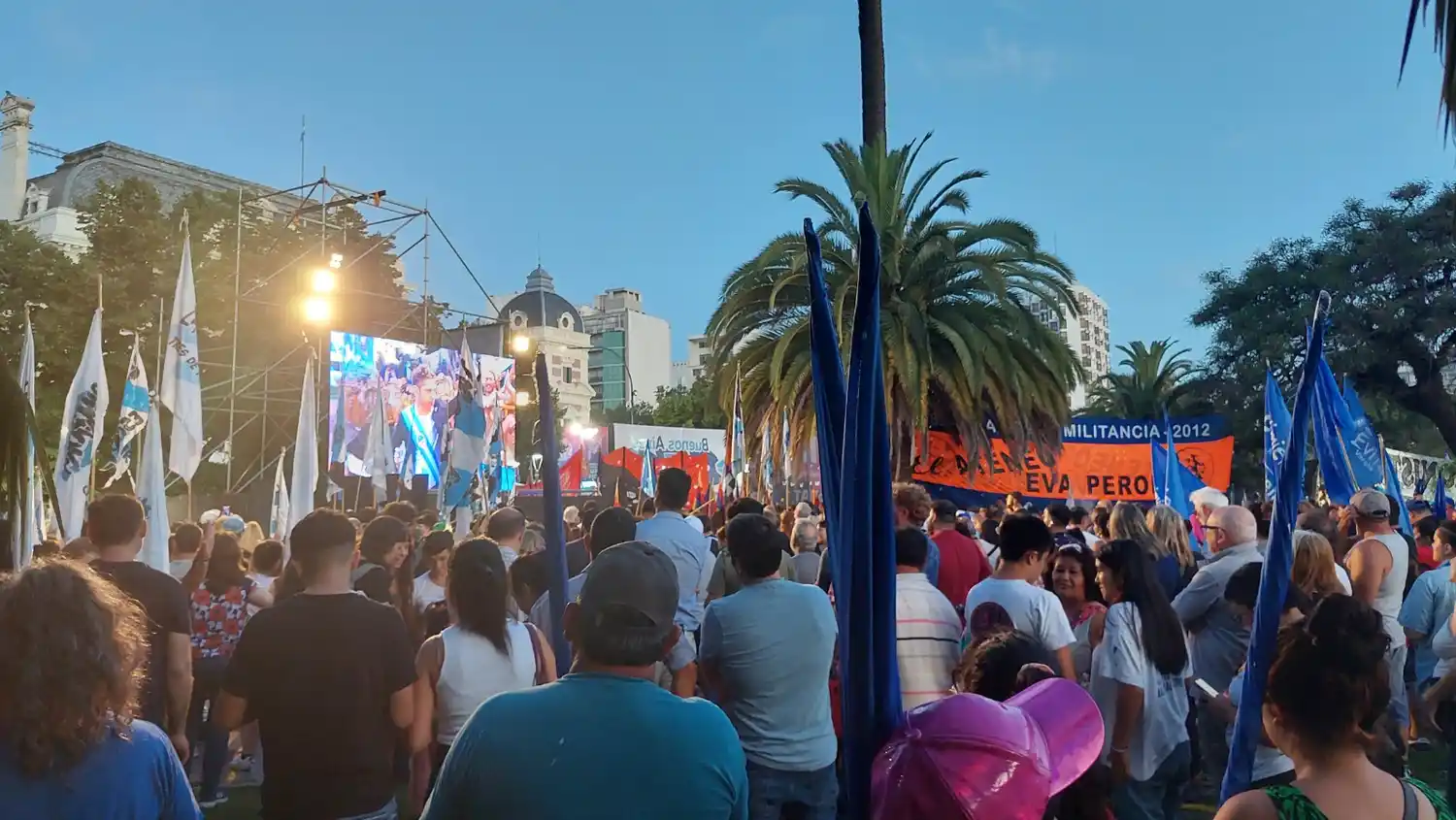 Kicillof sube al escenario.