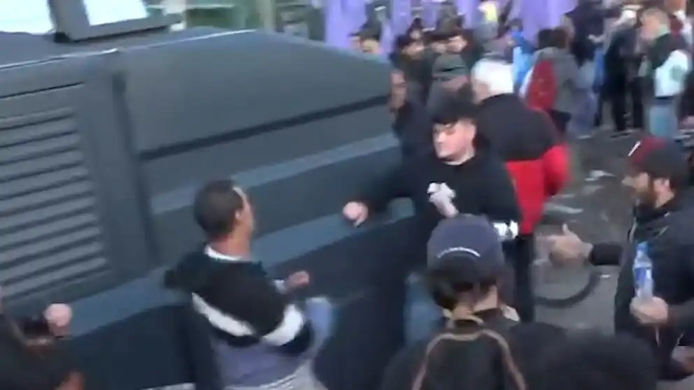 Militantes libertarios y anti-mileístas volvieron a enfrentarse, esta vez en Moreno.