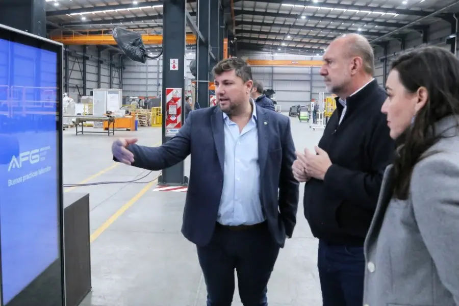 El gobernador Omar Perotti recorrió la empresa AFG Ingeniería, una compañía basada en la industria 4.0