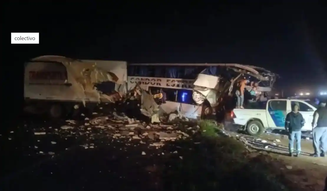 Tragedia: cuatro muertos tras el choque entre un colectivo y un camión