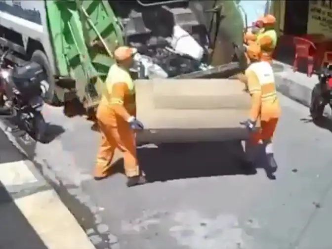 Sacó el sofá al sol y el camión de la basura se lo llevó: el video es viral