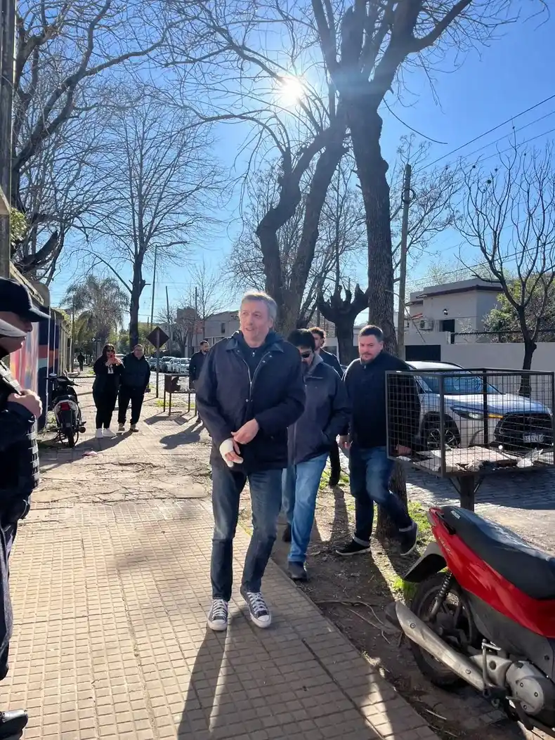 Máximo Kirchner emitió su voto en la Escuela N°5 de Tolosa, en La Plata