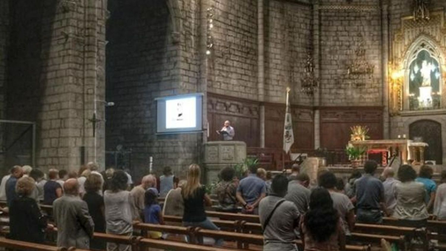 Se llevaron el féretro en pleno funeral porque la misa se oficiaba en catalán