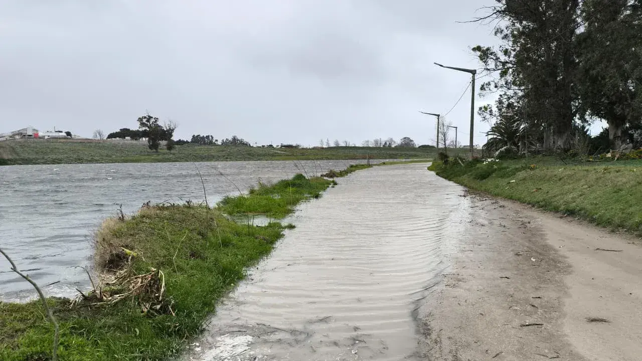 El fuerte viento hizo que el río crezca, cubriendo la calle de la ribera de agua