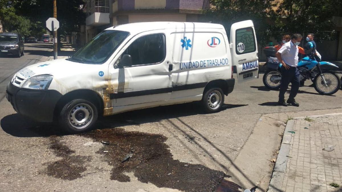 Volcó una ambulancia tras chocar contra una camioneta en San Nicolás y Urquiza