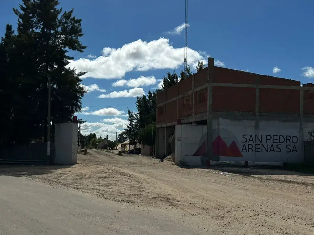 La arenera está ubicada al final del barrio Bajo Cementerio.
