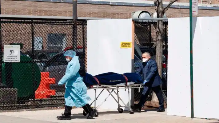 COLAPSAN FUNERARIAS EN EE.UU. POR OLA DE COVID-19: en Florida filas de cadáveres esperan por cremación