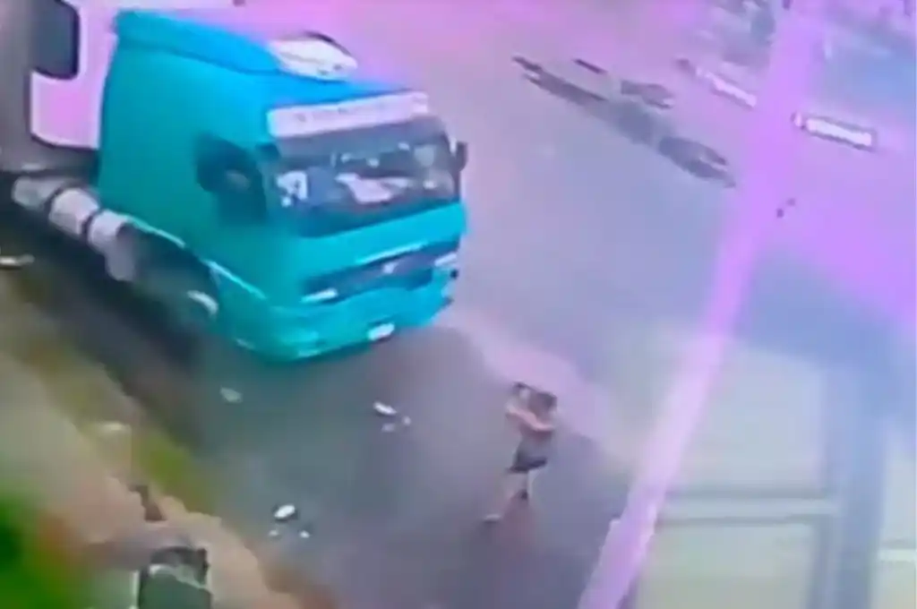 Atropelló a su pareja con el camión