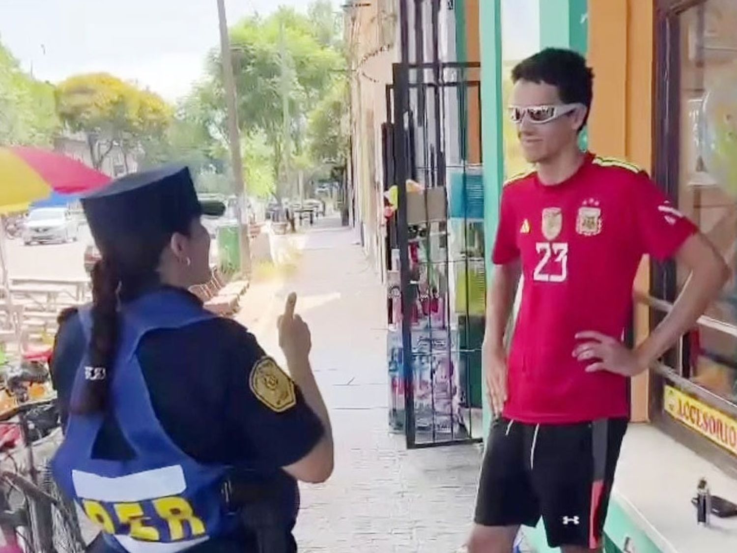 Joven policía utilizó lengua de señas con un ciudadano: “Es fabuloso” afirmó