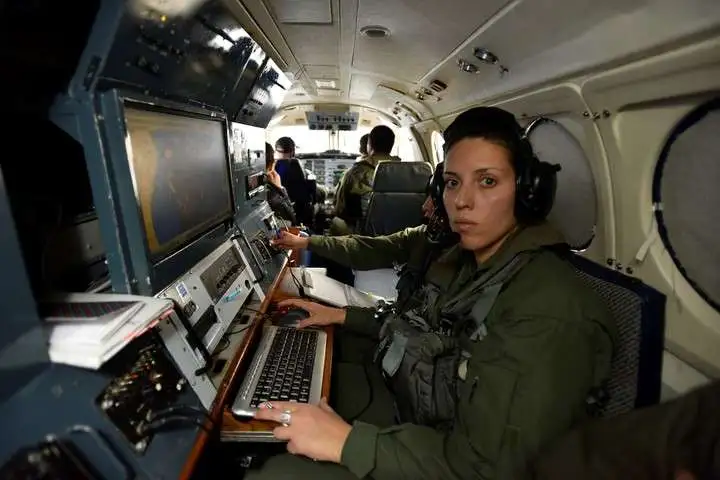 Por primera vez, una mujer controla buques desde el aire