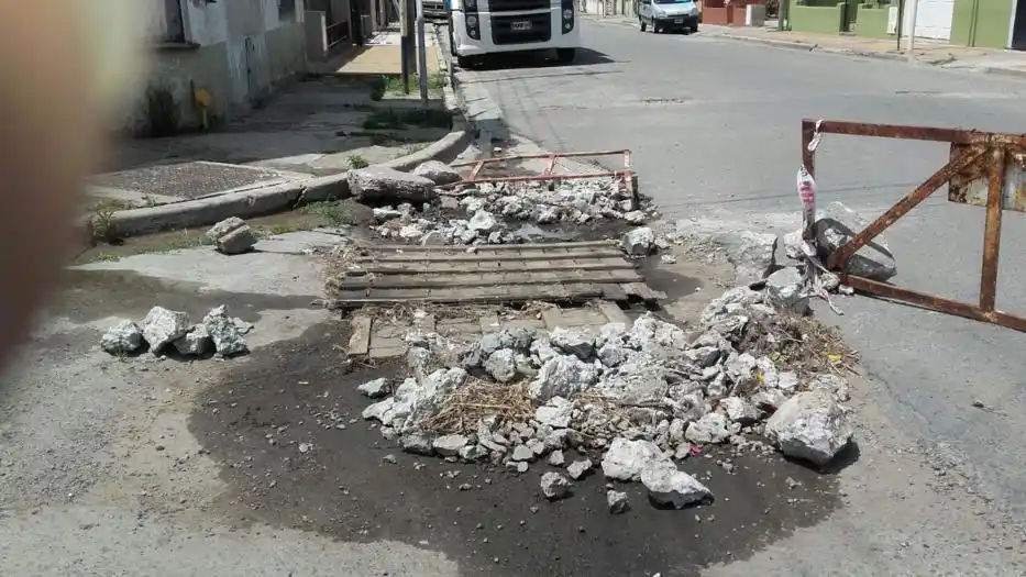 Vecinos reclaman  por una calle que rompió la Usina hace un mes