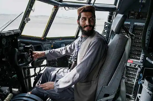 Los talibanes festejan la victoria luego de la salida de EEUU de Afganistán