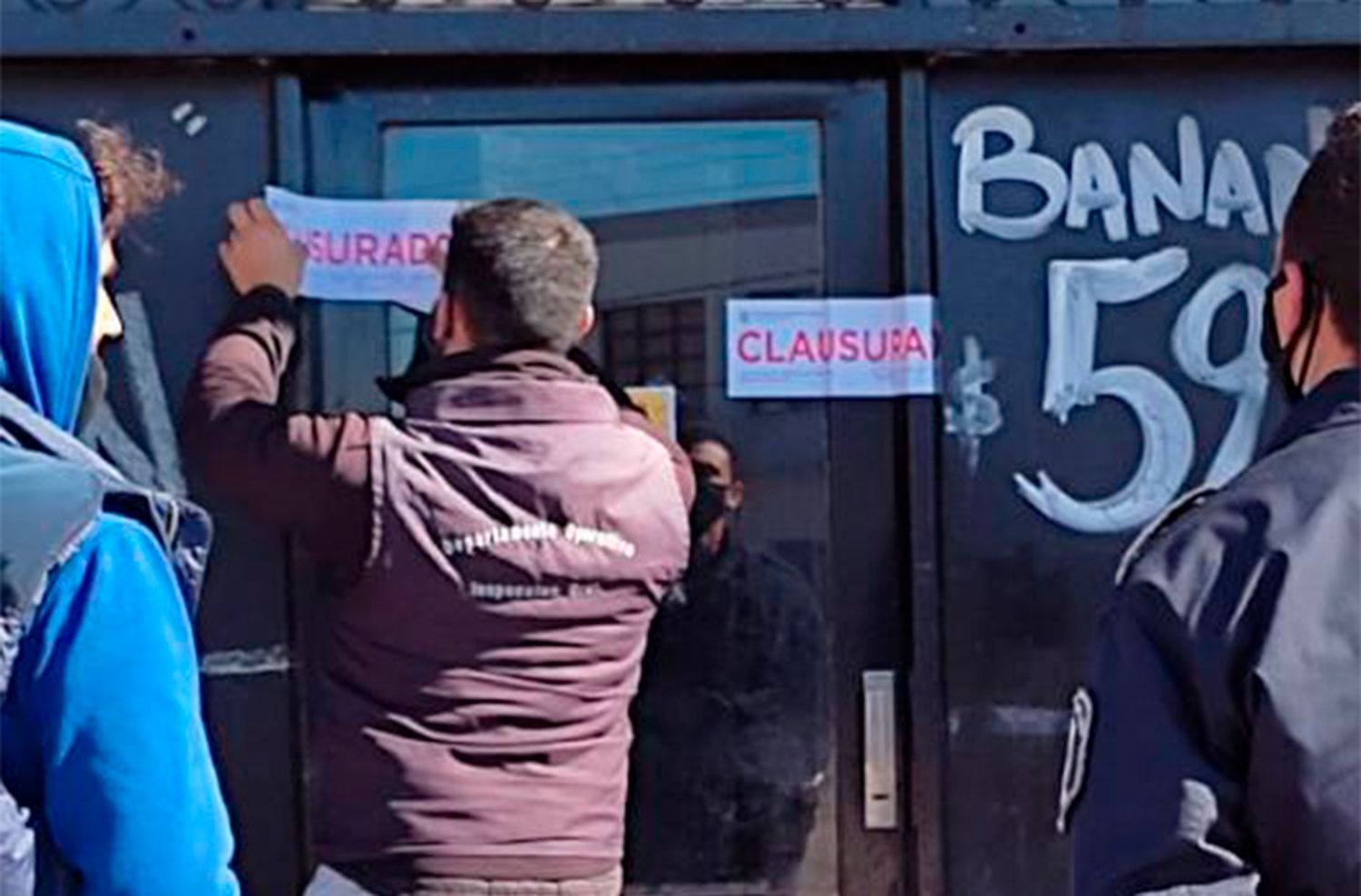 Reclausuran minimercado clandestino y decomisan mercadería