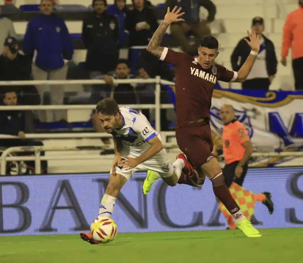 Vélez avanzó con una actuación sólida ante Lanús