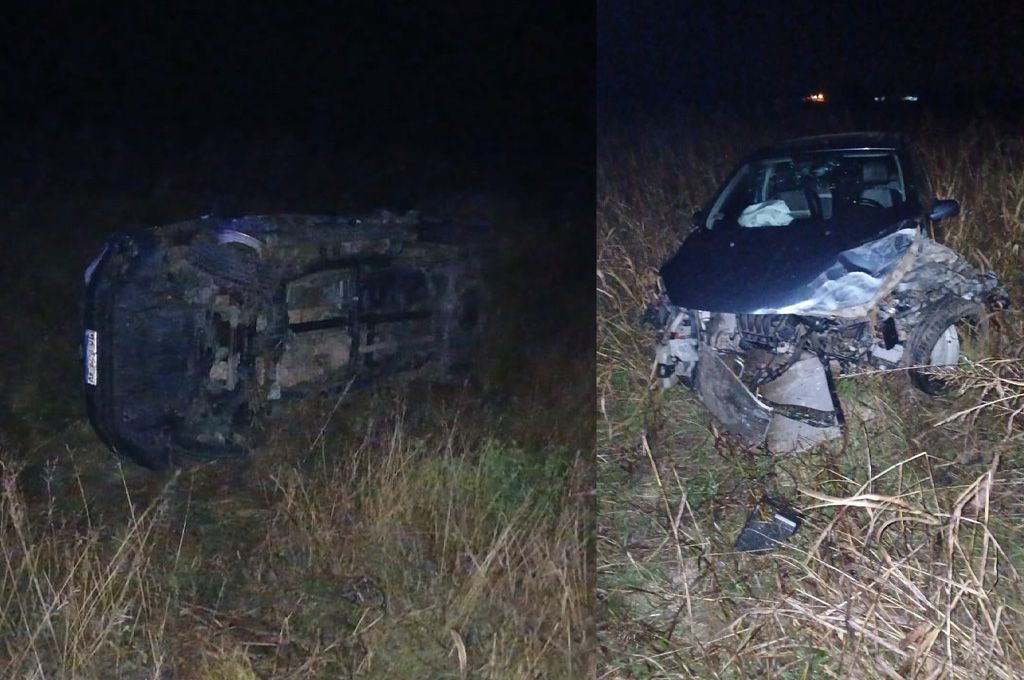 Un patrullero policial chocó contra un auto en Ruta 23 y terminó volcando en la banquina