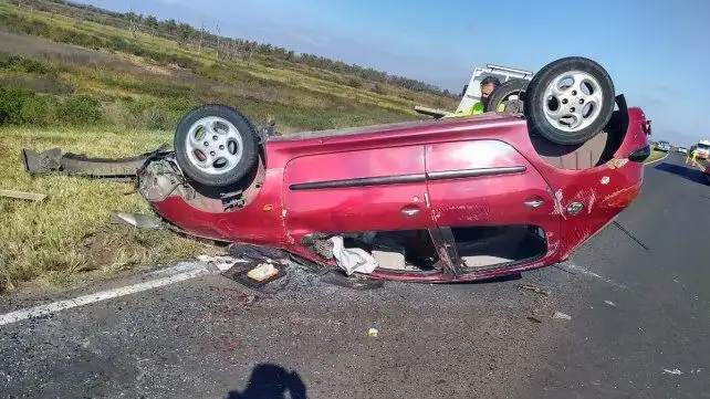 Choque y vuelco en el enlace vial Victoria - Rosario