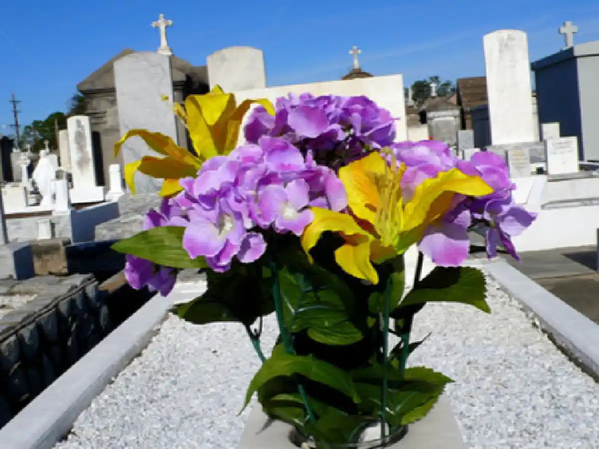 Roban en el cementerio de Morteros