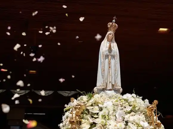 El Papa convocó a rezar el Rosario durante octubre invocando el don de la paz